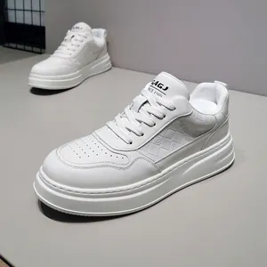 Vista dettagliata di sneaker con zeppa in pelle bianca con motivo a scacchi goffrato