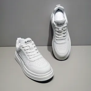 Paio di sneakers platform da uomo in pelle bianca in un ambiente studio