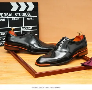 Primer plano detallado de zapatos Oxford de charol negro con diseño de punta cuadrada
