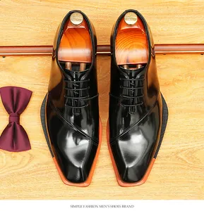 Vista detallada de zapatos Oxford de charol negro con punta cuadrada sobre superficie de madera
