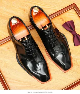 Vista detallada de alta calidad de zapatos oxford de charol negro brillante para hombre