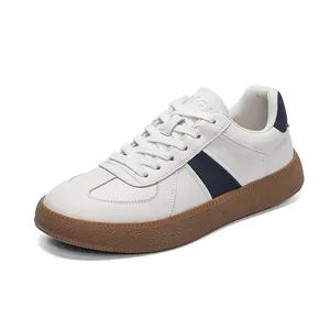 Klassieke herensneakers van leer in GAT-stijl met blauwe strepen en rubberen zool