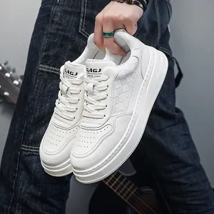 Sneaker da uomo in pelle bianca con suola spessa, stile casual urbano di tendenza