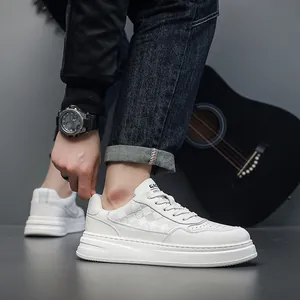 Sneakers da uomo in pelle bianca con suola platform e motivi testurizzati laterali