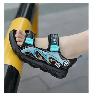 Seitenansicht von leichten Sportsandalen für Jungen mit verstellbaren Riemen und Akzenten.