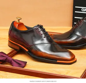 Vista detallada de zapatos Oxford de cuero para hombre con acabado degradado y punta cuadrada