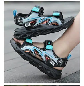 Detailansicht leichter blauer Jungen-Sportsandalen mit weicher Sohle