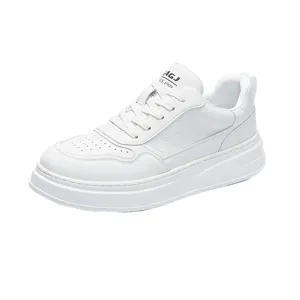 Sneaker bianche da uomo in vera pelle con suola spessa e design casual traspirante