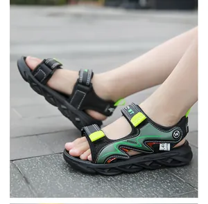 Detail von leichten grün-schwarzen Sportsandalen für Jungen für den Sommerstrand