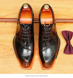 Detalle superior de zapatos Oxford de cuero negro brillante con punta cuadrada y hormas