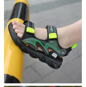 Nahaufnahme von sportlichen Jungensandalen in Grün und Schwarz mit weicher Sohle.