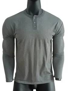 Vooraanzicht van een donkergrijs Henley-shirt met lange mouwen voor heren op een etalagepop