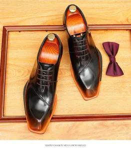 Vista detallada de elegantes zapatos oxford de charol para hombre con punta cuadrada