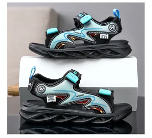 Blaue Strand-Sandalen für Jungen mit weicher Sohle und verstellbaren Trägern im Detail.