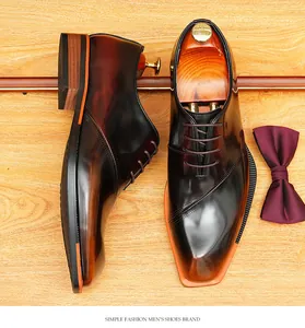 Primer plano de zapatos Oxford de hombre en cuero con pátina, punta cuadrada y suela naranja