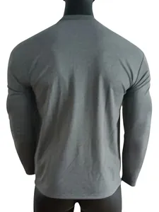 Achteraanzicht van een donkergrijs nauwsluitend heren-T-shirt met lange mouwen op een pop