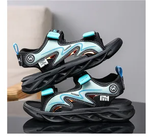 Seitenansicht leichter Jungen-Sandalen mit atmungsaktivem Mesh und Wellendesign-Detail