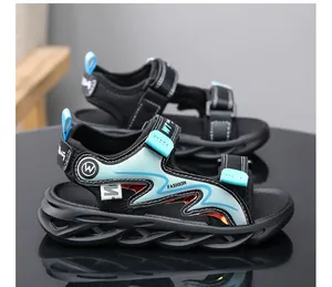 Seitenansicht der leichten Jungen-Sandalen mit blauem Wellenmuster und weichen Sohlen.