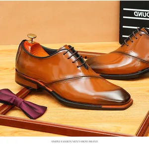 Primer plano de zapatos Oxford de charol tostado con punta cuadrada y diseño de cordones