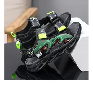 Seitenansicht leichter Jungen-Sandalen mit neongrünen Akzenten und sportlicher Sohle.