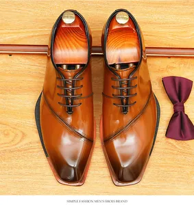 Vista superior de zapatos oxford de cuero marrón degradado con punta cuadrada