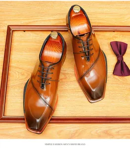 Vista detallada de elegantes zapatos oxford de charol marrón con punta cuadrada