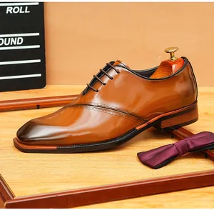 Vista detallada de zapato Oxford de charol marrón con un elegante diseño de punta cuadrada