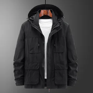 Giacca outdoor classica nera da uomo con cappuccio e tasche multiple, tessuto antivento
