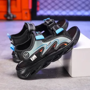 Leichte Jungen Sandalen mit weicher Sohle für sommerliche Strandaktivitäten.