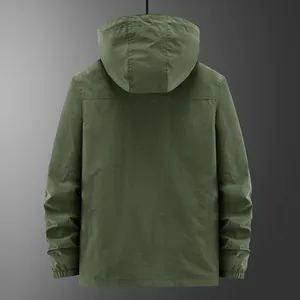 Vista posteriore di una giacca a vento outdoor con cappuccio verde militare da uomo