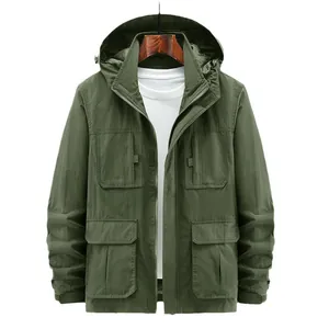 Giacca casual da uomo verde militare con cappuccio e quattro grandi tasche utili