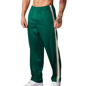Gedetailleerd vooraanzicht van donkergroene heren joggingbroek met beige zijstrepen