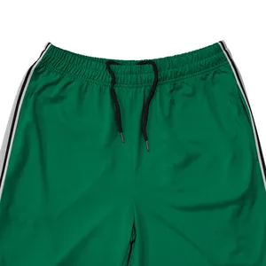 Detail van de groene sportbroek voor heren met zijstrepen en een verstelbaar trekkoord.