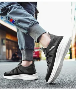 Sneaker da uomo nere leggere e traspiranti, vista laterale per l'uso quotidiano all'aperto.