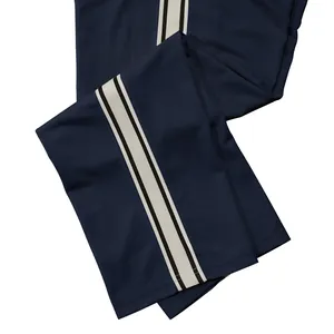 Detailweergave van de heren joggingbroek in marineblauw met een beige zijstreep detail