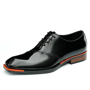 Glanzende zwarte lakleren heren business Oxford schoenen met vierkante neus en oranje zoolaccent