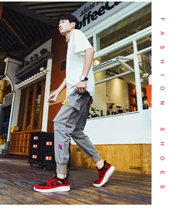 Sneakers casual da uomo leggere e traspiranti indossate da un modello in un ambiente urbano