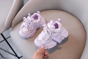 Nahaufnahme der lila atmungsaktiven Mesh-Sneaker für Mädchen mit süßem Herz-Dekor