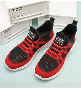 Sneaker in mesh rosse e nere con maglia traspirante e una comoda suola leggera.