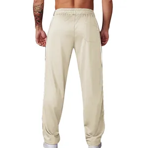 Gedetailleerd achteraanzicht van een kaki heren joggingbroek met witte zijstrepen