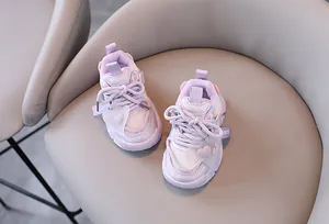 Draufsicht auf lila Kleinkinder-Sneaker mit Mesh-Obermaterial und Herz-Details