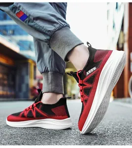 Primo piano di sneakers da uomo in maglia rossa e nera, leggere e traspiranti all'aperto