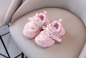 Nahaufnahme von rosa atmungsaktiven Mesh-Sneakern für Mädchen mit Herzdetails und weicher Sohle