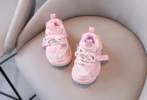 Detailansicht der rosafarbenen, atmungsaktiven Mesh-Sneaker für Mädchen mit Herzchen