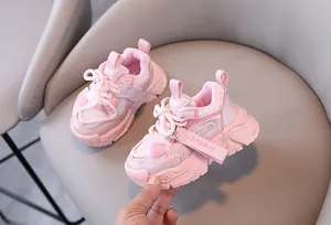 Detailansicht der pinkfarbenen, atmungsaktiven Mädchen-Sneaker mit Herzmuster und weicher Sohle.