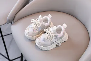 Atmungsaktive Chunky-Sneaker für Mädchen in Cremeweiß mit irisierendem Herz-Detail