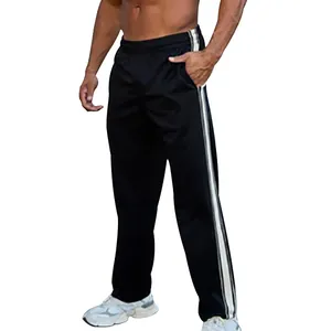 Detailweergave van zwarte heren joggingbroek met witte zijstrepen en elastische taille