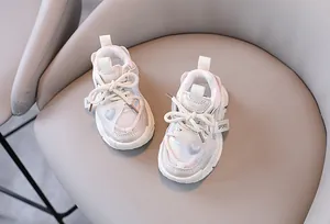 Detaillierte Nahaufnahme von pink-weißen Mädchen-Mesh-Sneakern mit 3D-Herz-Akzent