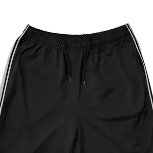 Detail van de zwarte heren sportbroek met trekkoord en witte zijstrepen voor mannen.