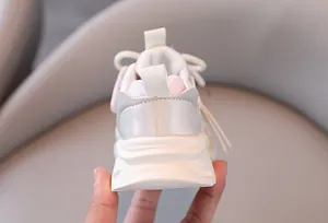 Detailansicht der Rückseite weißer, atmungsaktiver Mesh-Chunky-Sneaker für Mädchen